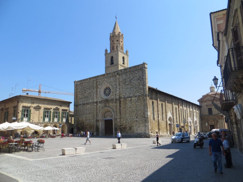 campanile-duomo-atri-vicino-notaresco