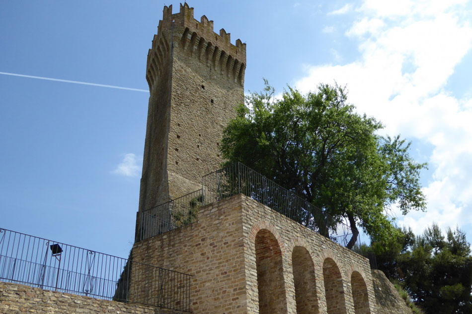 torre-di-montegualtieri-vicino-notaresco